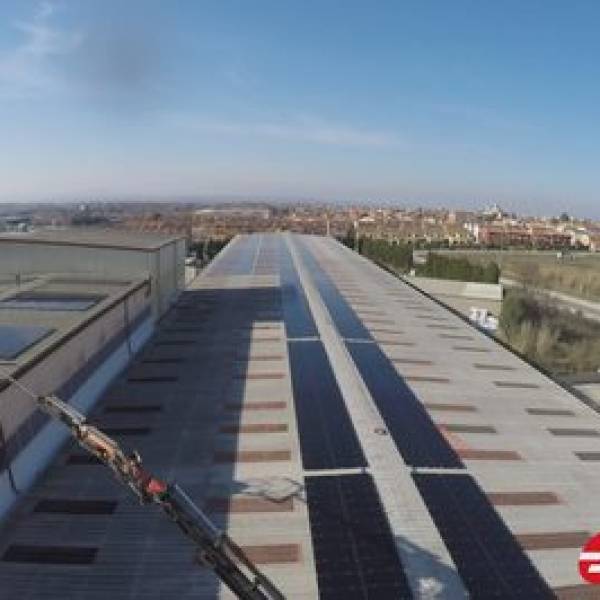 Industrial instala placas solares en su sede