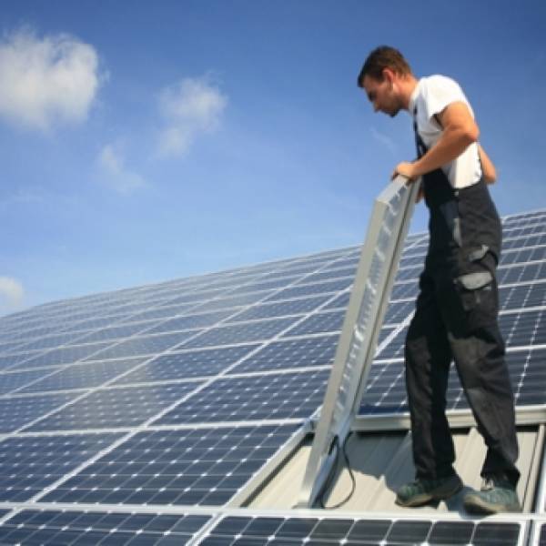 El coste de instalación de una placa solar se reduce un 85% y democratiza la producción eléctrica
