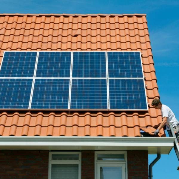 Instalar placas solares añadirá al sistema eléctrico nacional 400 megavatios de potencia al año