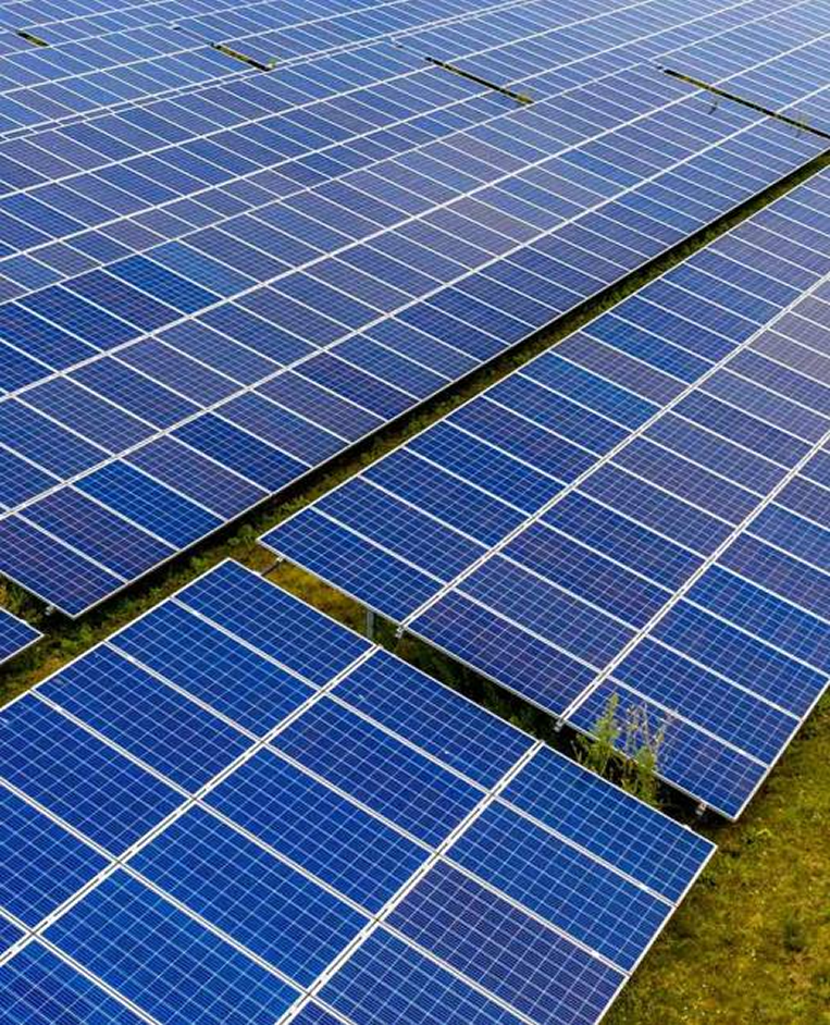 campo de placas solares Imagen instalación de placas solares en un campo de grandes dimensiones