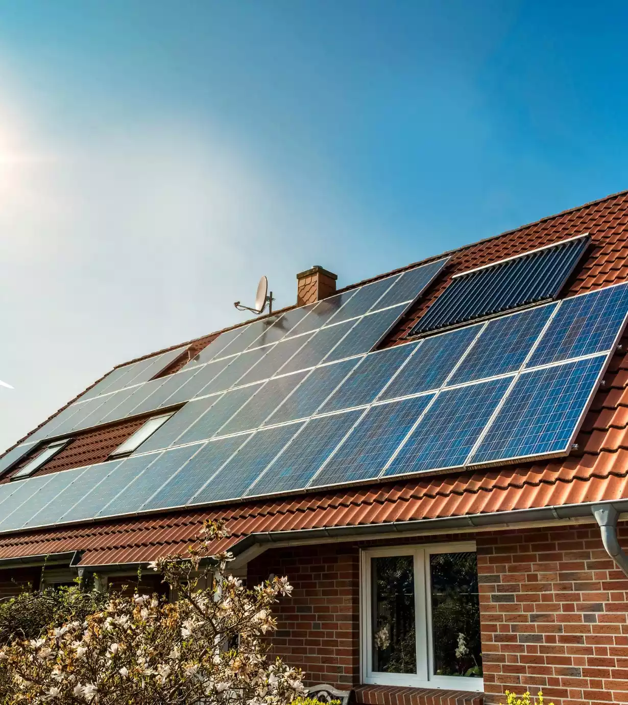 Casa unifamiliar con el tejado inclinado con placas solares Casa unifamiliar con el tejado inclinado con placas solares