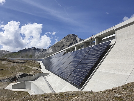 La planta solar alpina más grande de Suiza entra en pleno funcionamiento